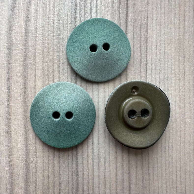 Plastik Knap Med Blget &amp; Ru Overflade Mosgrn - 23 mm