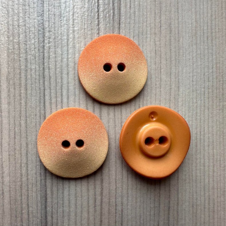 Plastik Knap Med Blget &amp; Ru Overflade Karamel - 23 mm