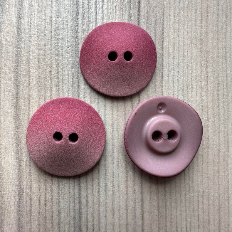 Plastik Knap Med Blget &amp; Ru Overflade Lavendel - 18 mm