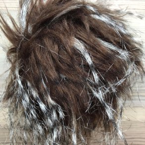 Pompon brun med hvid skr