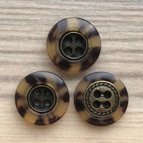 Plastik Knap Ravfarvet med Metalpynt - 15 mm