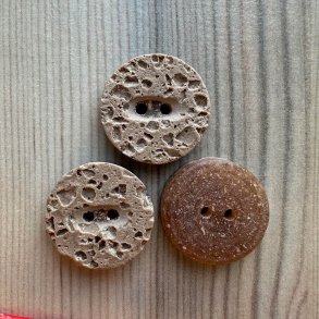 Plastik Knap Med Struktur Mnster Sten - 18 mm