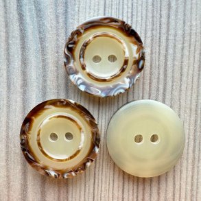 Plastik Knap Med Hornmnster - 20 mm