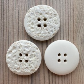 Plastik Knap Med Struktur Mnster Hvid - 26 mm