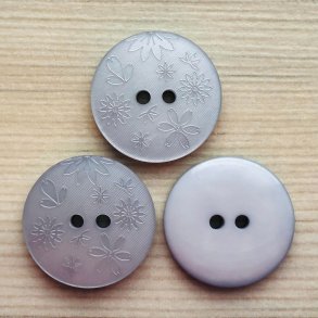 Plastik Knap med blomstertryk lysegr - 20 mm