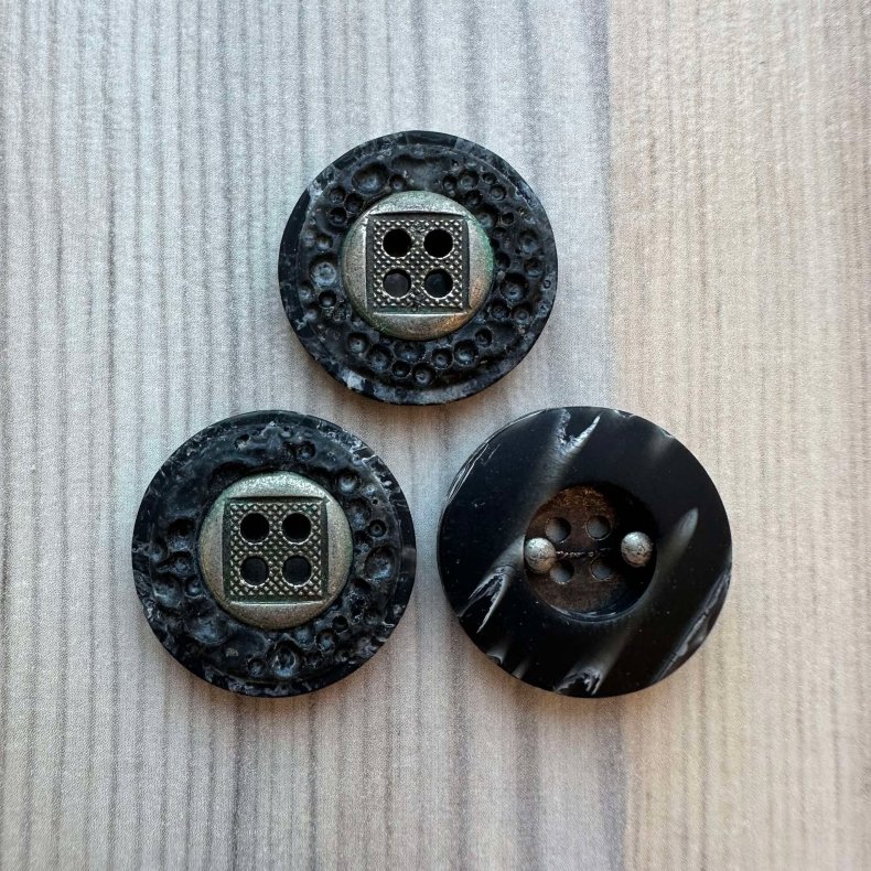 Plastik Knap Sort Med Metal Midte - 20 mm