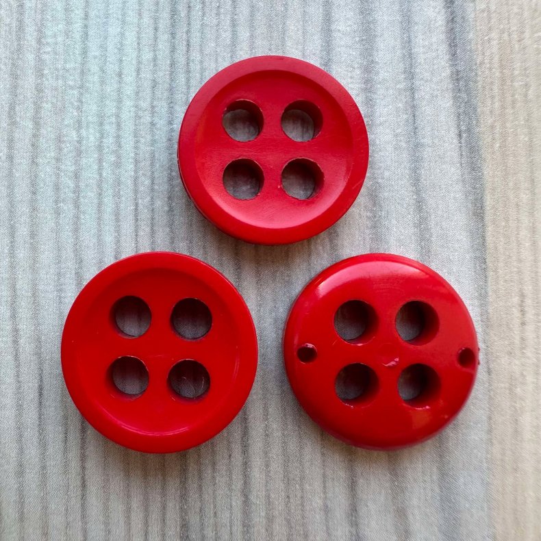Plastik Knap med 4 huller Rd - 17 mm