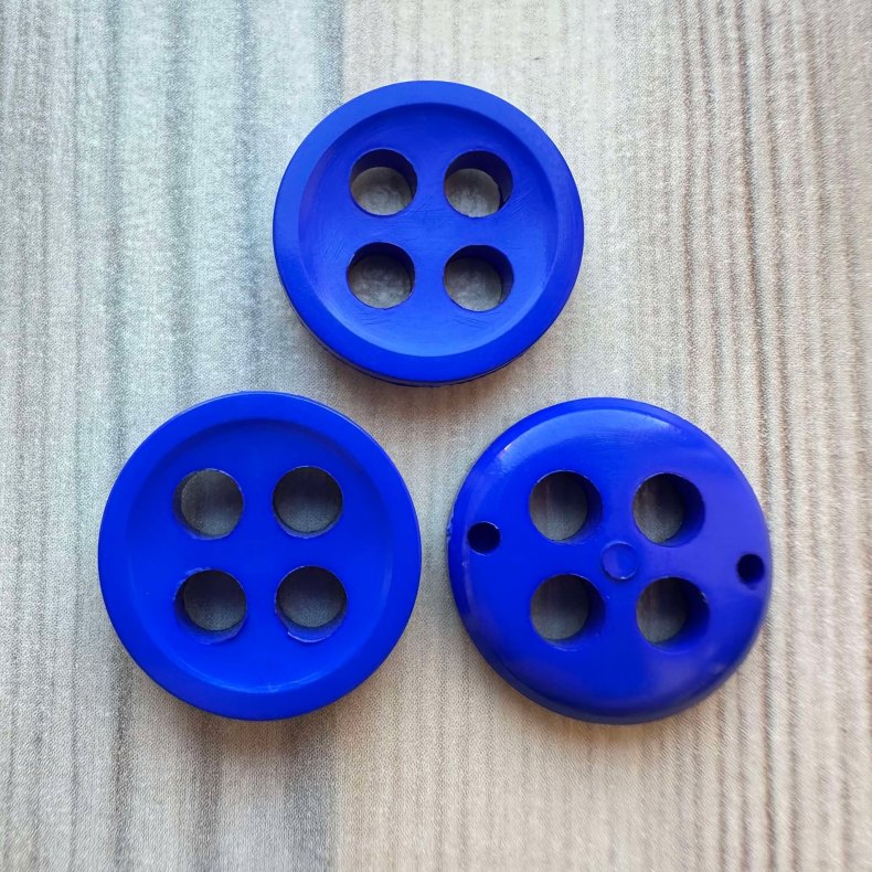 Plastik Knap med 4 huller Bl - 17 mm