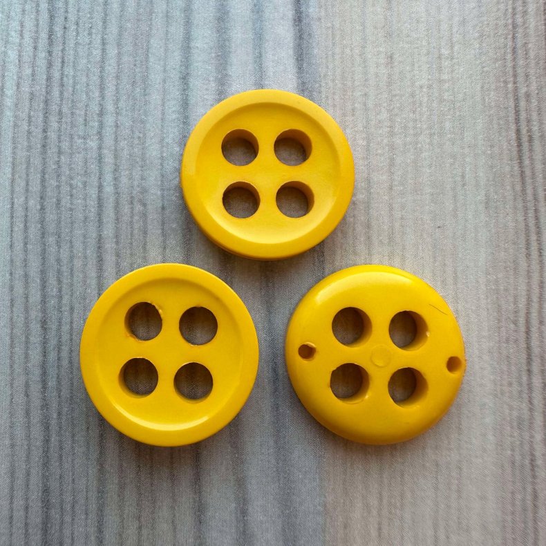 Plastik Knap med 4 huller Gul - 17 mm