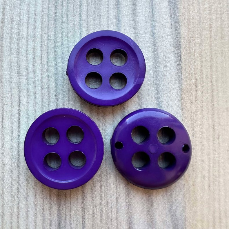 Plastik Knap med 4 huller Lilla - 17 mm