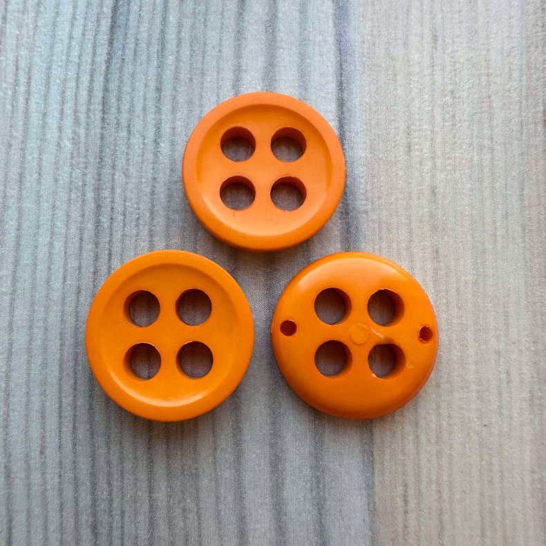 Plastik Knap med 4 huller Orange - 17 mm