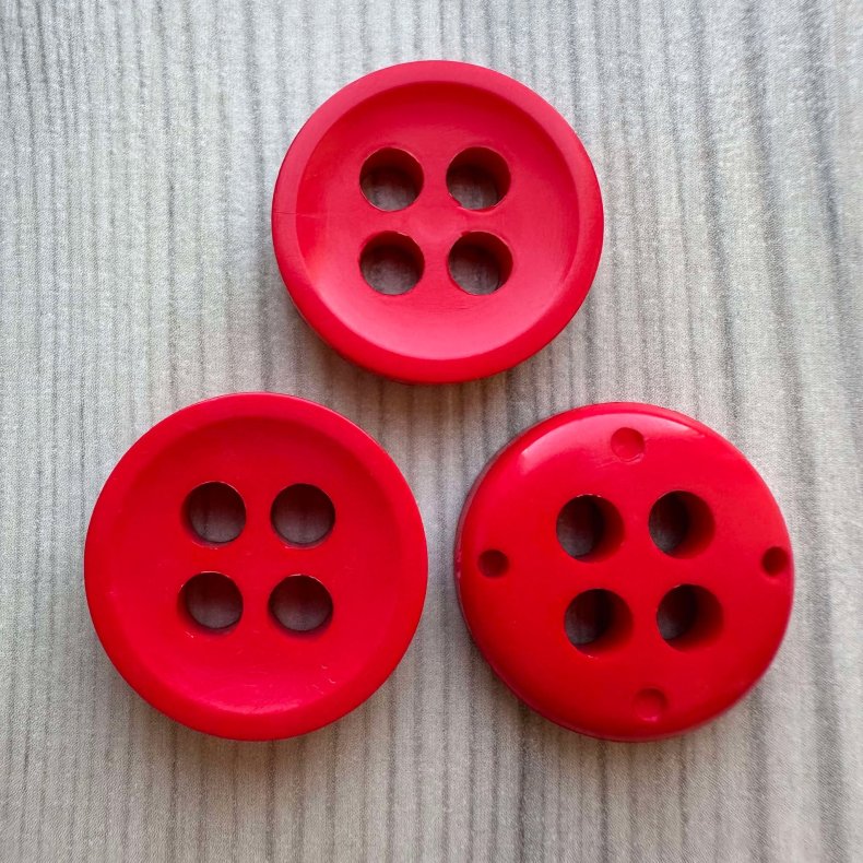 Plastik Knap med 4 huller Rd - 22 mm