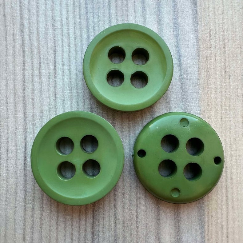 Plastik Knap med 4 huller Grn - 22 mm