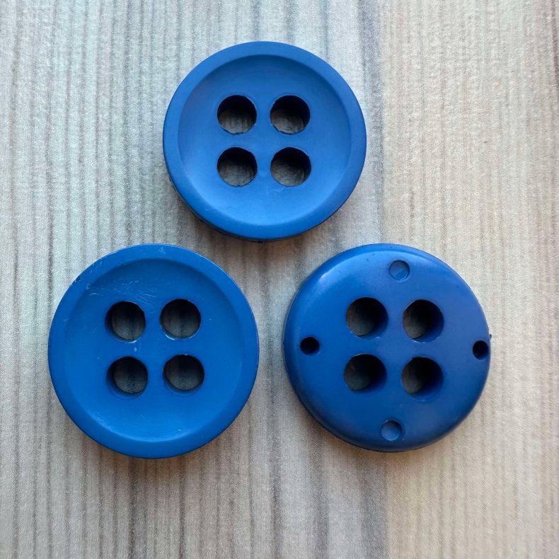 Plastik Knap med 4 huller Bl - 22 mm