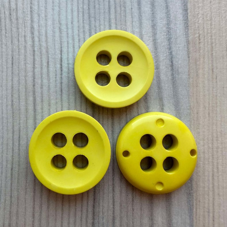 Plastik Knap med 4 huller Gul - 22 mm