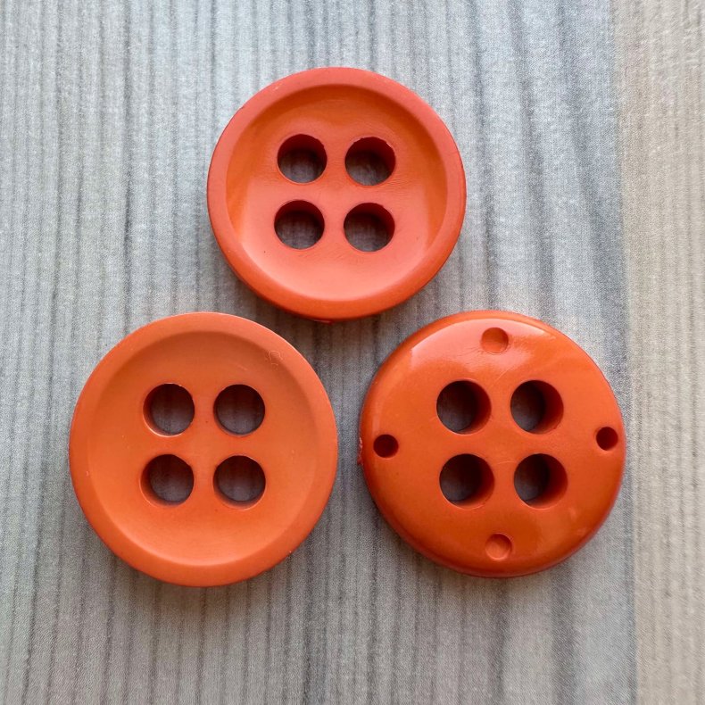 Plastik Knap med 4 huller Orange - 22 mm