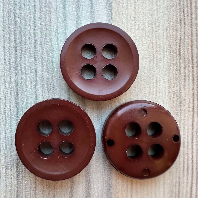 Plastik Knap med 4 huller Brun - 22 mm
