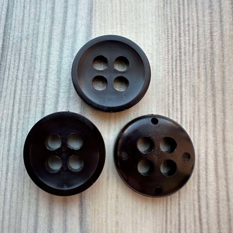 Plastik Knap med 4 huller Sort - 22 mm