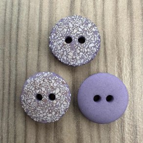 Plastik knap, lilla med hvide pletter - 15 mm