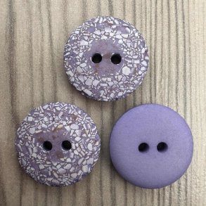 Plastik knap, lilla med hvide pletter - 20 mm