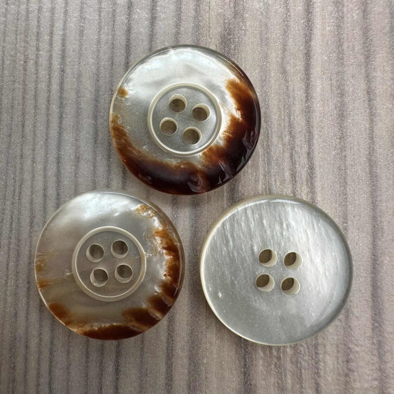 Plastik Knap Rhvid Med Brun I Kant - 20 mm