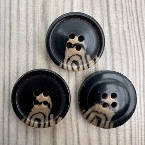 Plastik knap, brun med mnster - 22 mm 