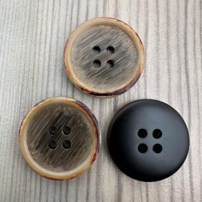 Plastik knap, lysbrun effekt og mnster - 28 mm