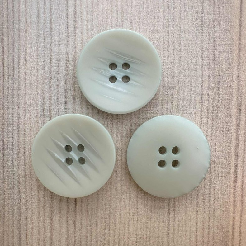 Plastik Knap med striber Gr� - 22 mm