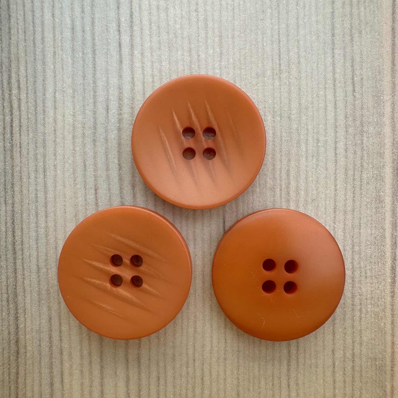 Plastik Knap med striber Brun - 22 mm