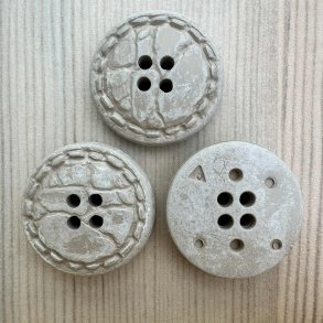 Plastik Knap Gr� m�nster - 28 mm