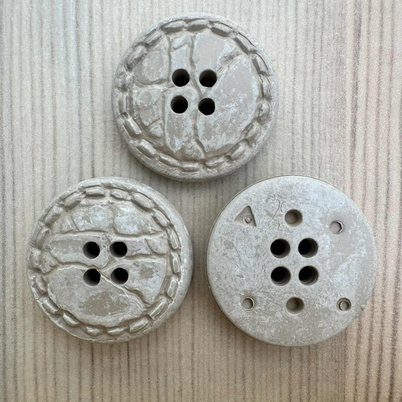 Plastik Knap Gr� m�nster - 28 mm