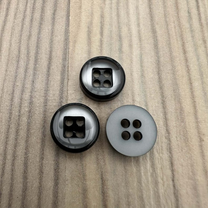 Plastik Knap Lille Med M�rk Kant - 12 mm
