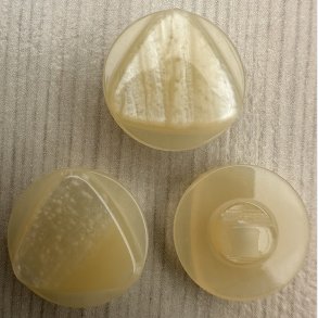 Plastik knap Perlemorshvid - 15 mm