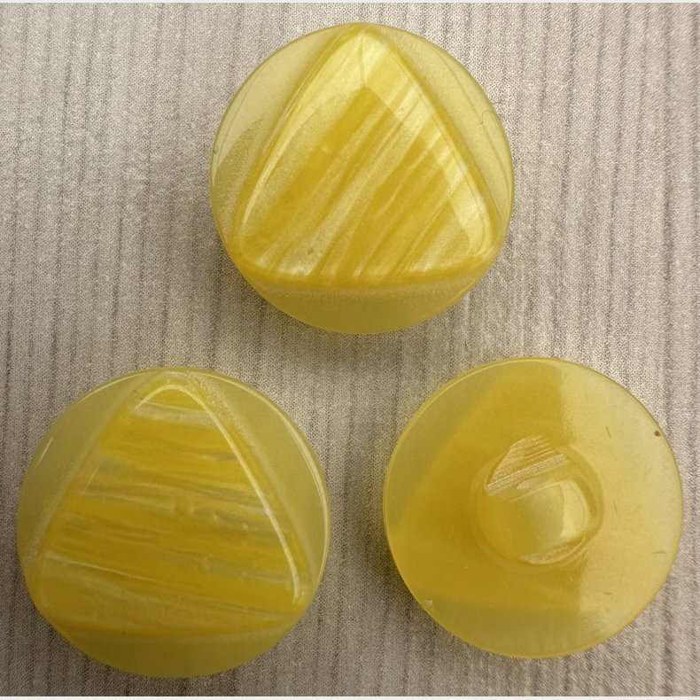 Plastik knap Perlemorsgul - 18 mm