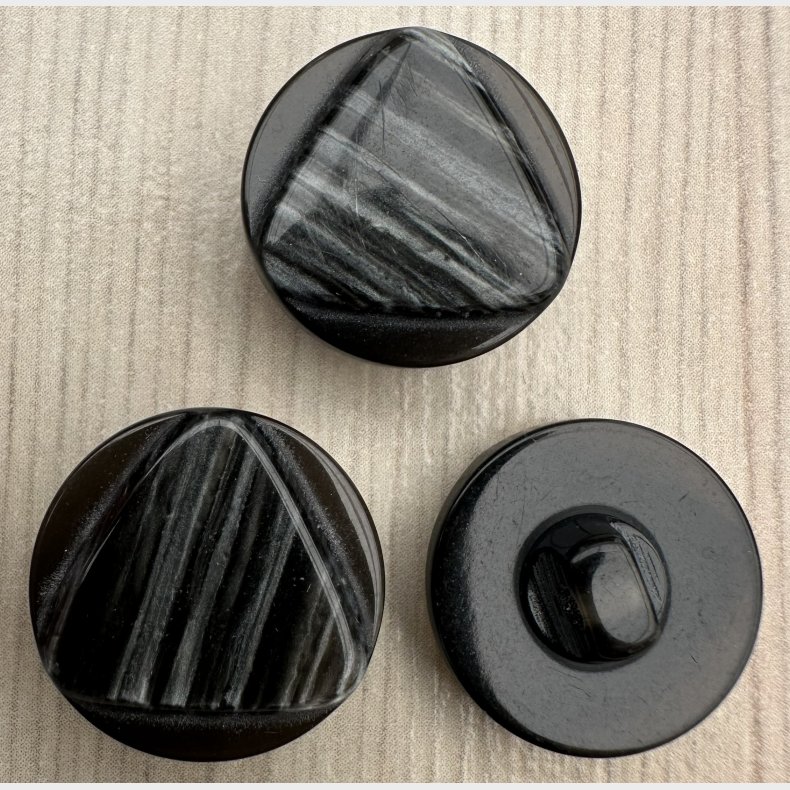 Plastik knap Perlemorssort - 18 mm